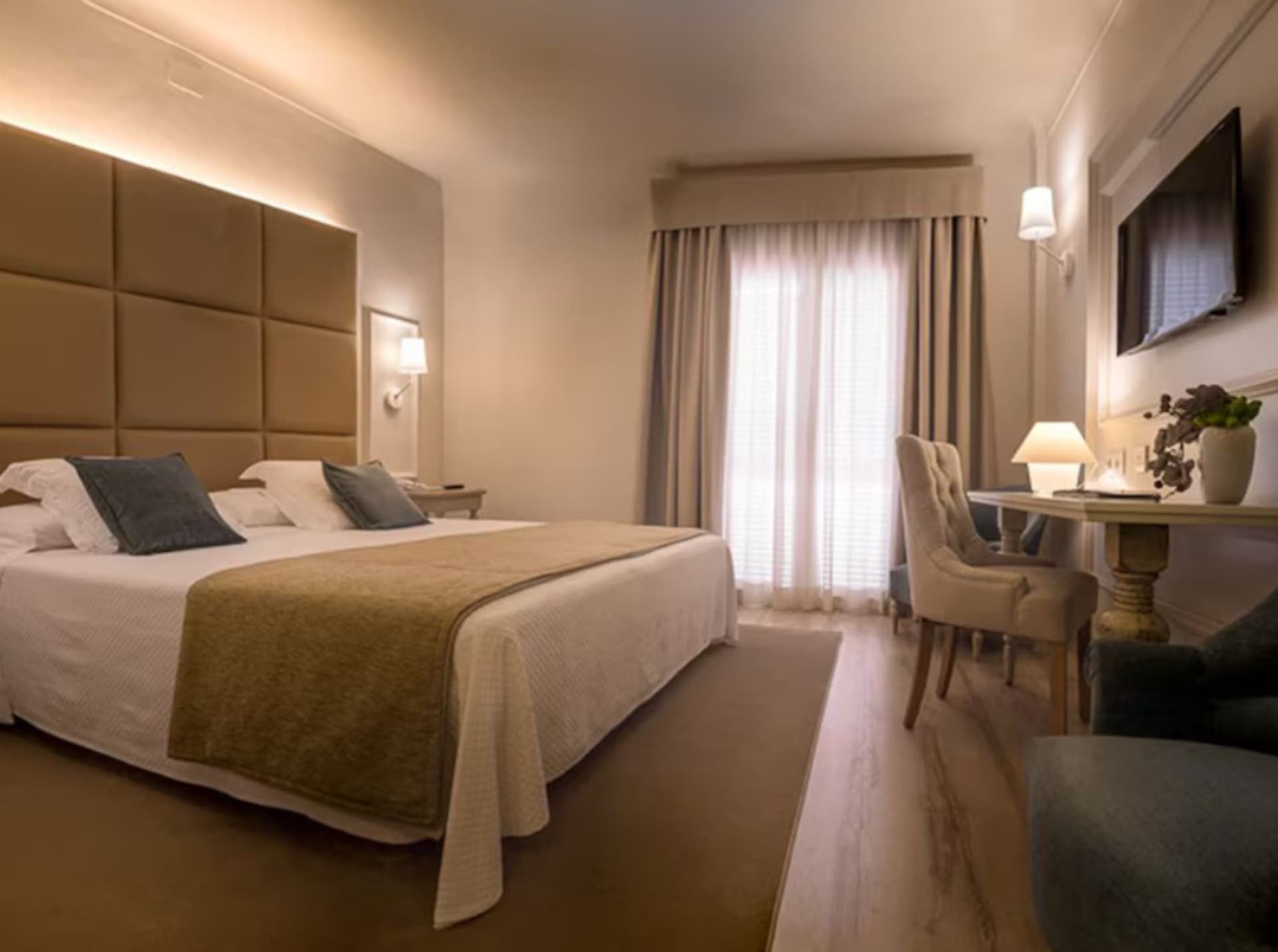 Hotel Pirineos (4-Star)