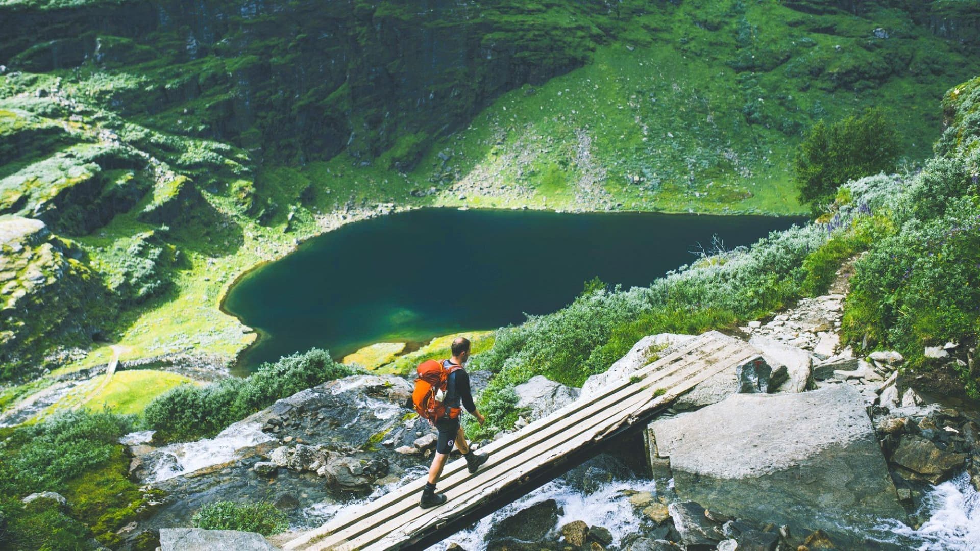 From Blue Ice to Green Valleys Hiking Tour